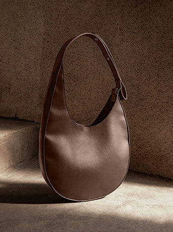 Τσάντα ώμου με ρυθμιζόμενο μήκος ώμου σε καφέ σκούρο