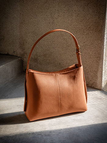 Τσάντα ώμου δερματίνης με αγκράφα σε ταμπά