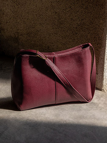 Τσάντα ώμου δερματίνης με αγκράφα σε μπορντό σκούρο