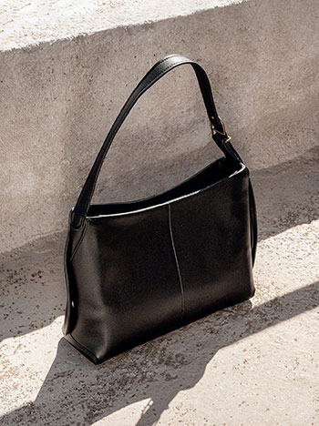 Τσάντα ώμου δερματίνης με αγκράφα σε μαύρο