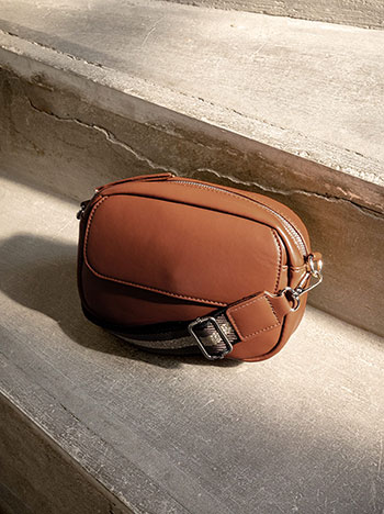 Bag leather effect with outer pocket in tobacco