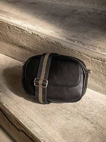 Τσαντάκι δερματίνης με εξωτερική τσέπη σε μαύρο