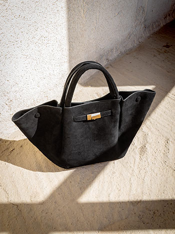 Τσάντα χειρός με σουέντ όψη και αγκράφα σε μαύρο