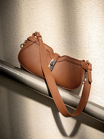 Shoulder bag leather effect with closure in tobacco