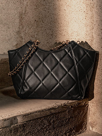 Τσάντα ώμου καπιτονέ σε μαύρο