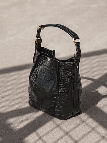 Τσάντα πουγκί ώμου κροκό σε μαύρο