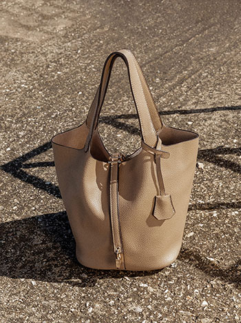 Τσάντα δερματίνης με εσωτερικό νεσεσέρ σε μπεζ σκούρο