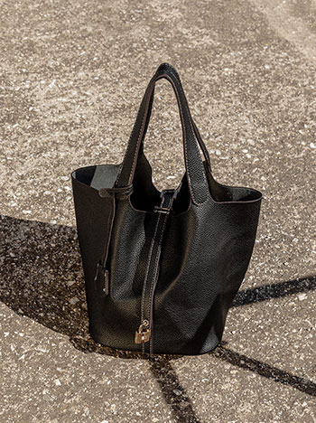 Τσάντα δερματίνης με εσωτερικό νεσεσέρ σε μαύρο