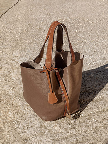 Τσάντα δερματίνης με εσωτερικό νεσεσέρ σε καφέ ανοιχτό