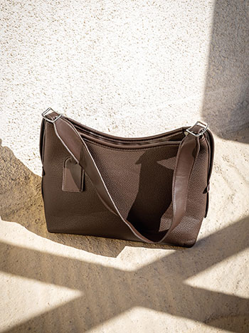 Τσάντα δερματίνης με αποσπώμενο πορτοφόλι σε καφέ