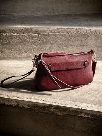 Bag with built-in handle in wine red