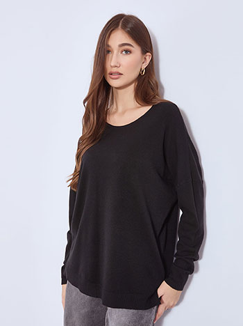 Πουλόβερ με αφινίριστη λαιμόκοψη σε μαύρο