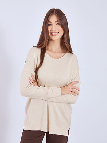 Πουλόβερ με αφινίριστη λαιμόκοψη σε μπεζ