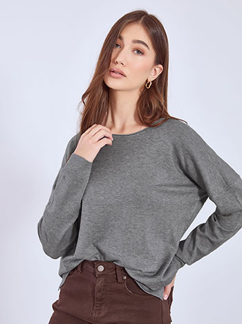 Πουλόβερ με αφινίριστη λαιμόκοψη σε γκρι