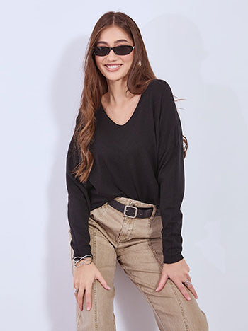 Sweater long with side slits in black