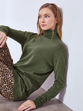 Turtleneck monochrome in khaki