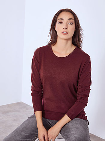 Sweater with scoop neckline in wine red