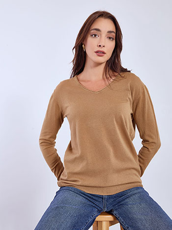 Πουλόβερ με ριπ λεπτομέρειες σε καμηλό