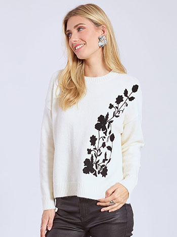 Πουλόβερ με κεντητά λουλούδια σε εκρού