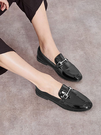 Παπούτσια λουστρίνι με αγκράφα σε μαύρο