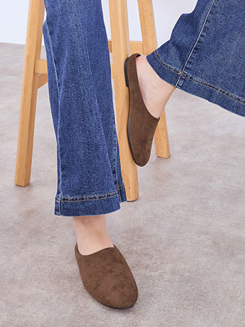 Mules ίσια με σουέντ όψη σε καφέ σκούρο