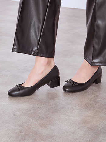 Kitten heels leather effect in black