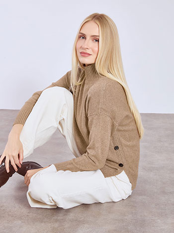 Sweater with ribbed details in brown