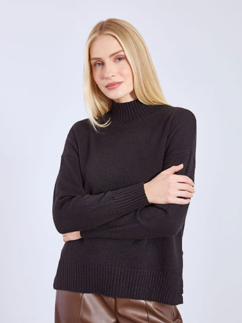 Sweater with ribbed details in black