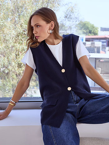Vest knitted with metallic buttons in dark blue