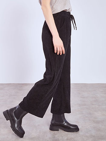 Παντελόνι κοτλέ σε ίσια γραμμή σε μαύρο