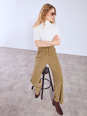 Παντελόνι κοτλέ σε ίσια γραμμή σε καμηλό