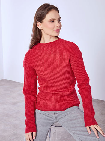 Πουλόβερ με ανάγλυφες ρίγες σε κόκκινο ανοιχτό