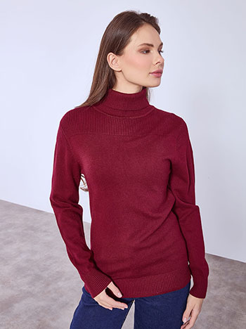 Turtleneck with ribbed details in wine red