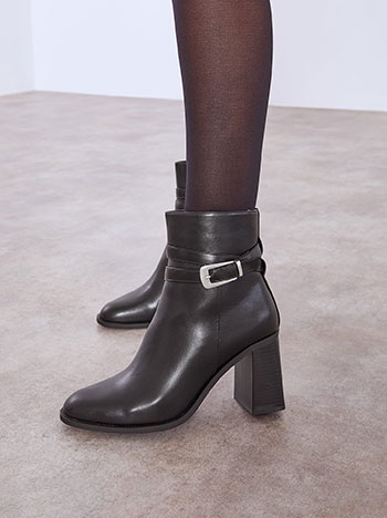 Μποτάκια δερματίνης με αγκράφα σε μαύρο