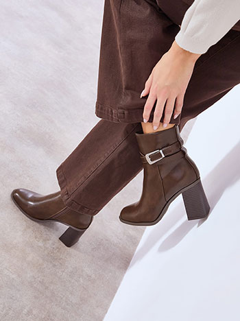 Μποτάκια δερματίνης με αγκράφα σε καφέ σκούρο