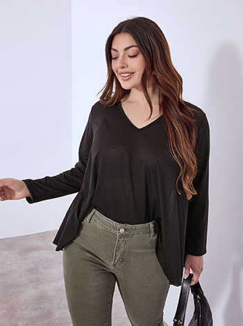 Top with round hemline in black