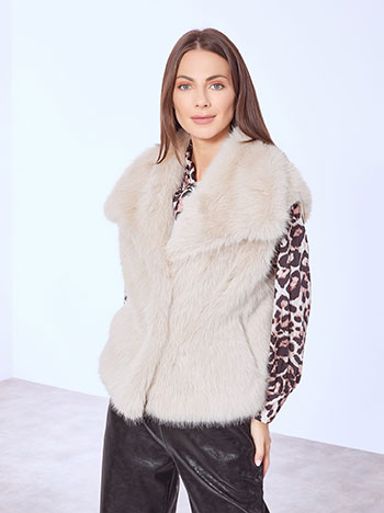 Vest furry in beige