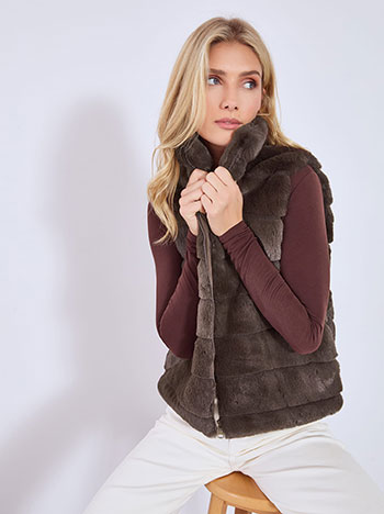 Vest with fur in brown