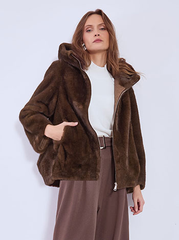 Γούνα με κουκούλα σε καφέ σκούρο