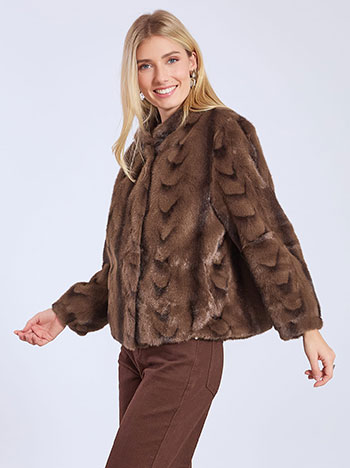 Γούνα με σχέδια σε καφέ