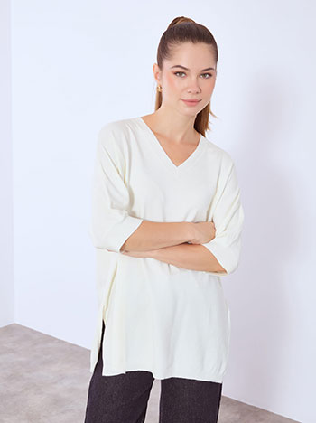 Sweater long with V neckline in off white