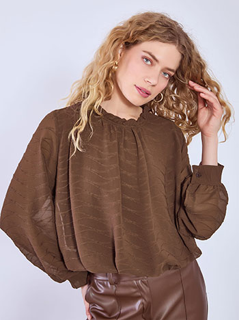 Μπλούζα με βολάν στη λαιμόκοψη σε καφέ