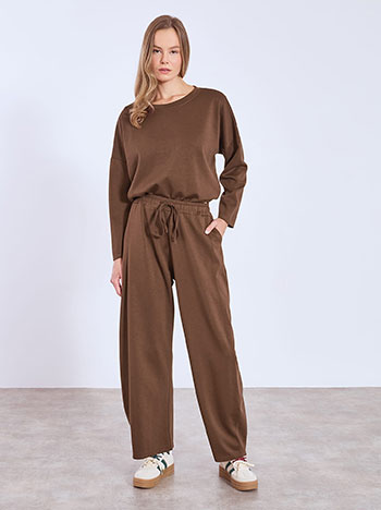 Φόρμα με διακοσμητικές ραφές σε καφέ σκούρο