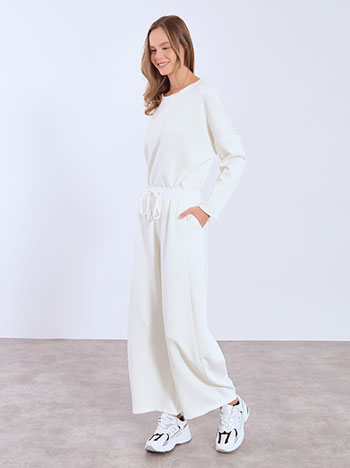 Φόρμα με διακοσμητικές ραφές σε εκρού