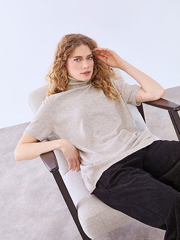 Turtleneck knitted with short sleeves in light brown