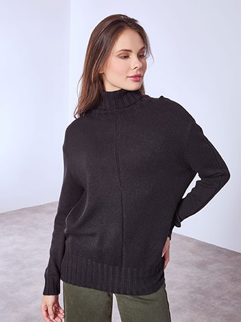 Turtleneck with decorative seam in black