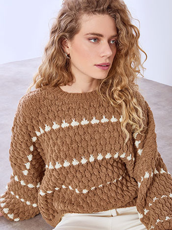 Πουλόβερ πλεκτό με ρίγες σε καφέ