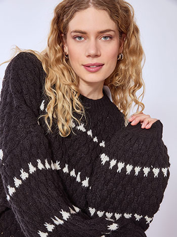 Πουλόβερ πλεκτό με ρίγες σε μαύρο