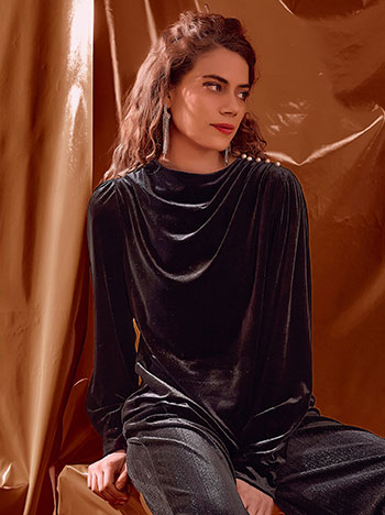 Μπλούζα βελούδινη με σούρες στον ώμο σε μαύρο