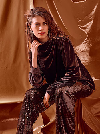 Μπλούζα βελούδινη με σούρες στον ώμο σε καφέ σκούρο